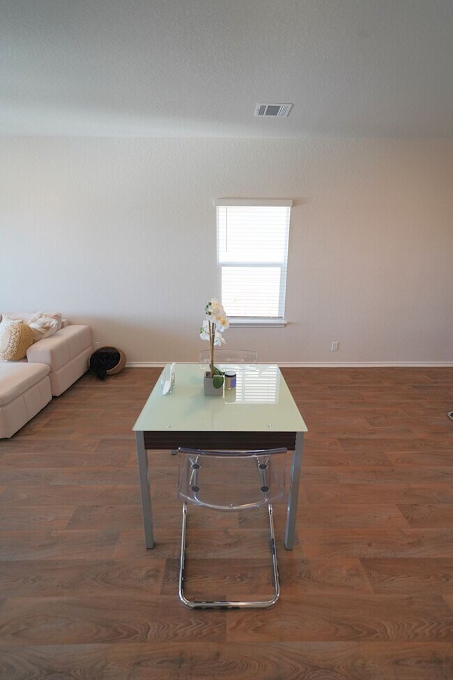 Building Photo - Like-New Home in Applewood Neighborhood. Realtor Commission: $600