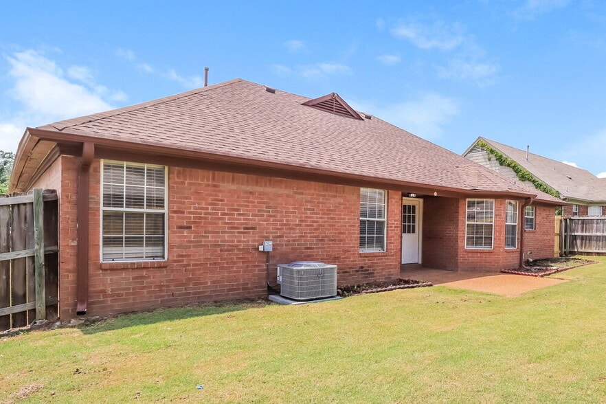 Building Photo - 6888 Skylar Mill Ave