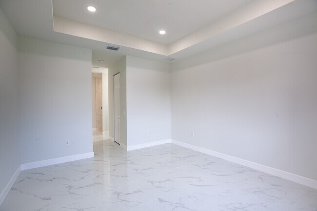 Building Photo - 1227 SE 3rd Ave