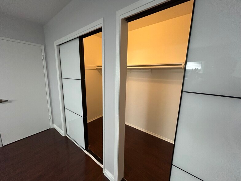 Bedroom Closet - 325 S Doheny Dr