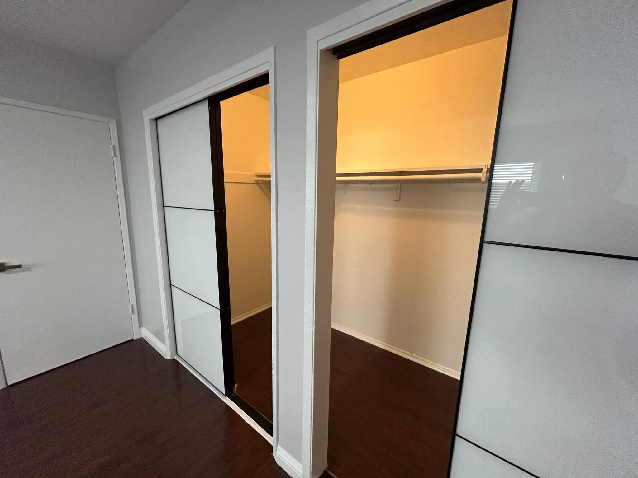 Bedroom Closet - 325 S Doheny Dr