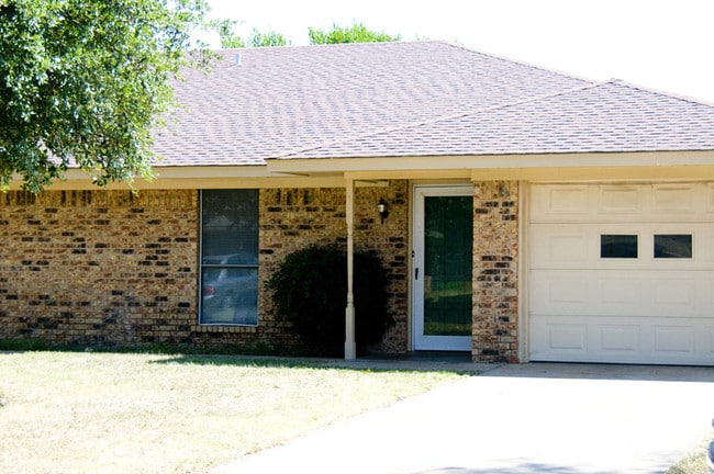 Building Photo - 125 Willow Ln