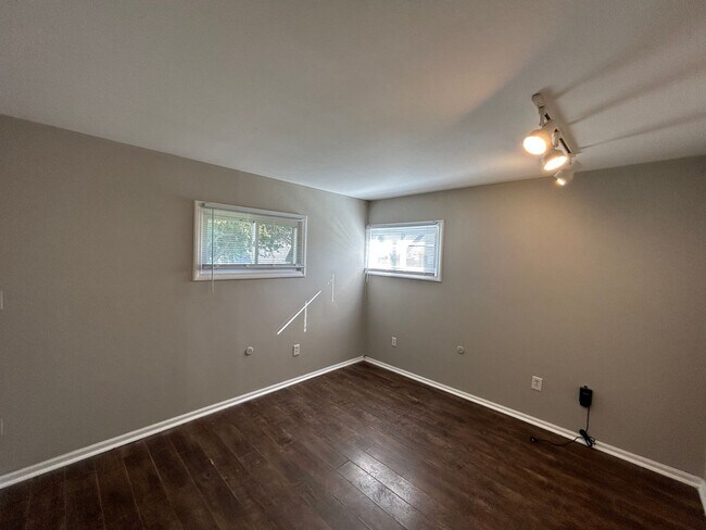 Building Photo - 4 bedroom 2 bath - Levittown