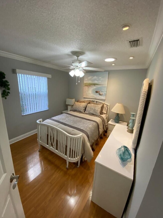 Building Photo - Spectacular ANNUAL LEASE, Fully Furnished ...