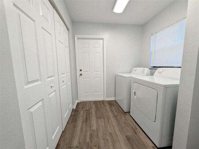 Building Photo - 1511 SW Shorewood Dr