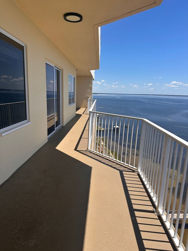 Building Photo - Very spacious 4 bd 3 bath Penthouse on the...