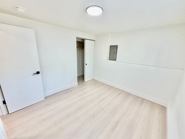 Building Photo - Freshly Remodeled 5bd/2.5bath Home w/ Daylight Basement in Heart of Multnomah Village