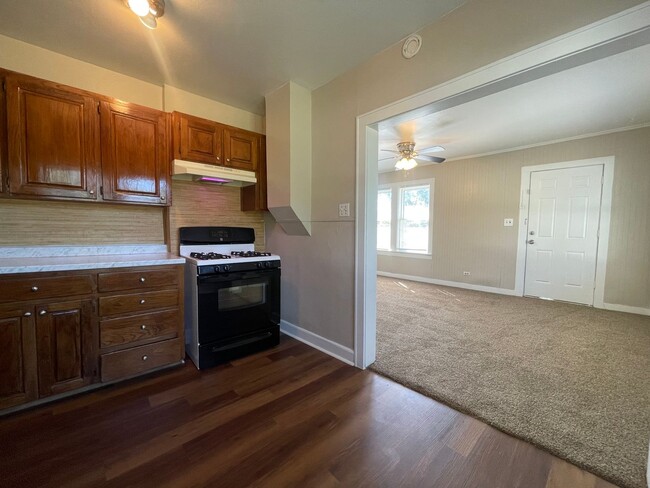 Building Photo - AVAILABLE NOW - 1 BEDROOM 1 BATH GARAGE AP...