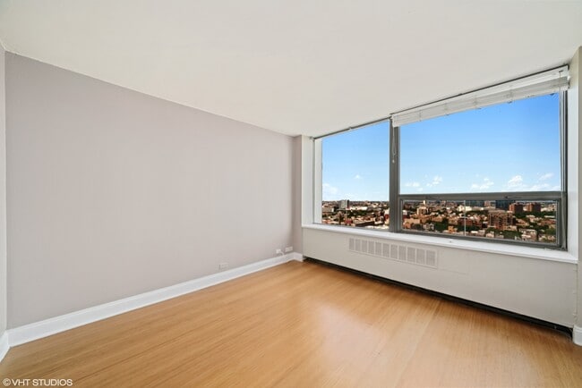 Building Photo - 1455 N Sandburg Terrace
