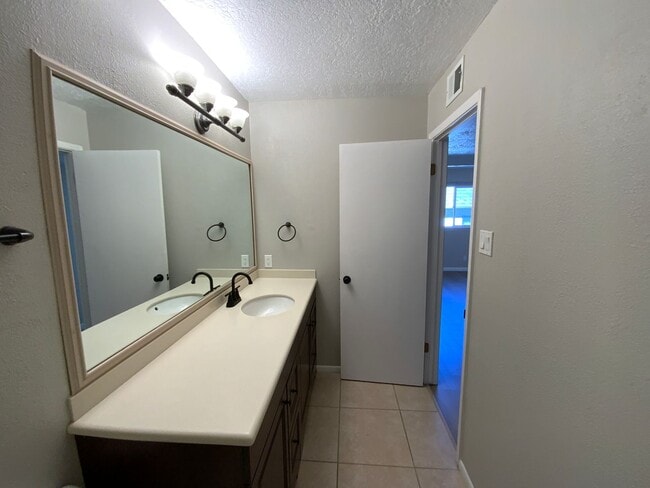 Building Photo - 4 Bedroom with Office Single Story Home Av...