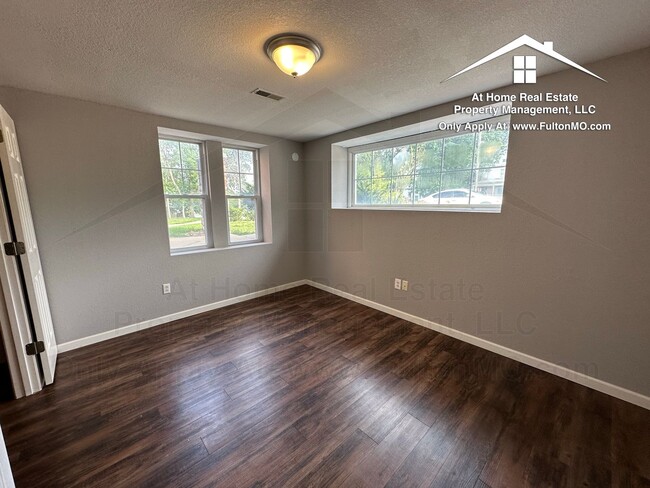 Building Photo - 101 E 10th St