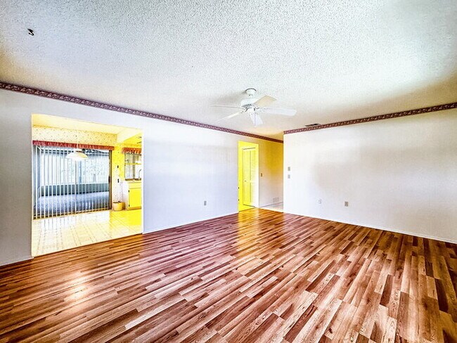 Building Photo - "Charming 2-Bedroom Oasis with 2 Full Bath...