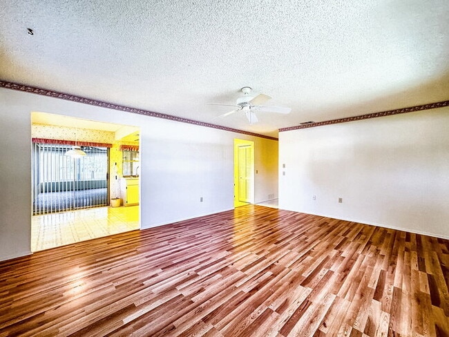 Building Photo - "Charming 2-Bedroom Oasis with 2 Full Baths in New Port Richey - Spacious 1747 Sq. Ft. Gem!"