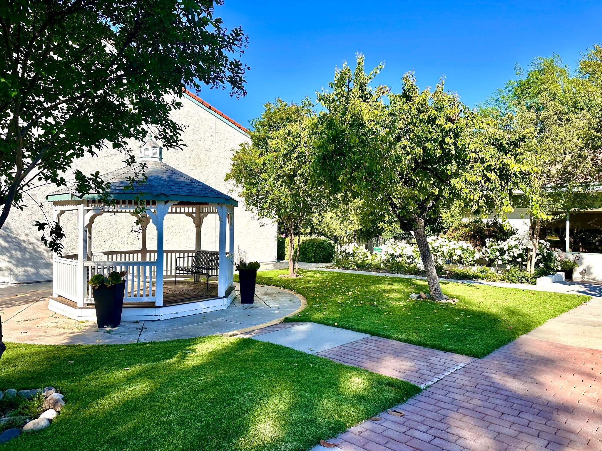 Building Photo - 4648 Park Granada