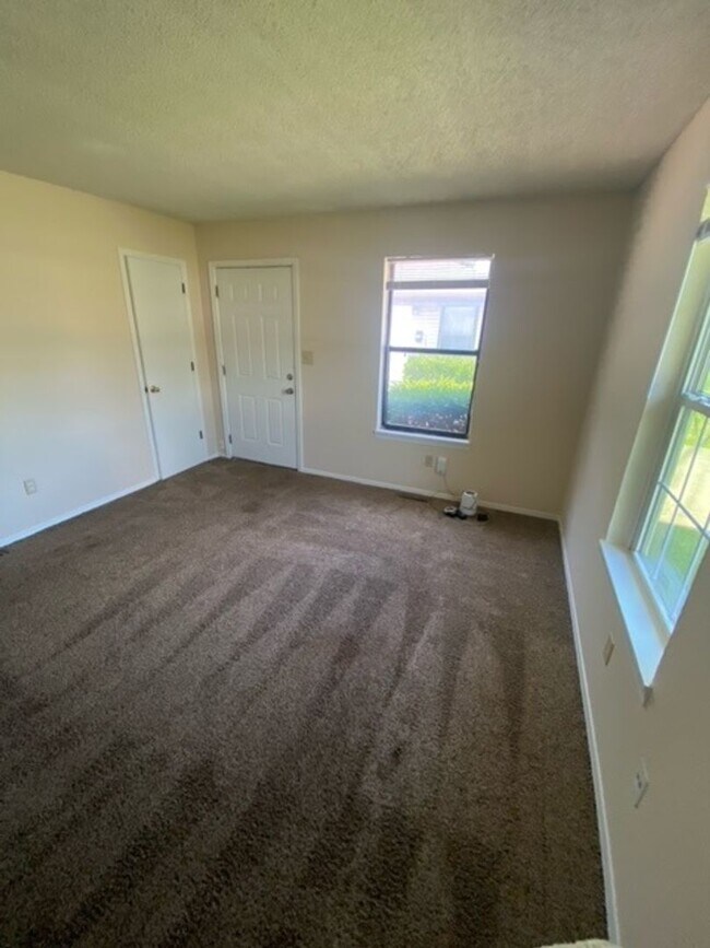 Building Photo - Great Duplex! 2 Bed, 1 Bath