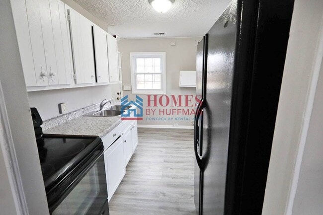 Building Photo - Two Bedroom House