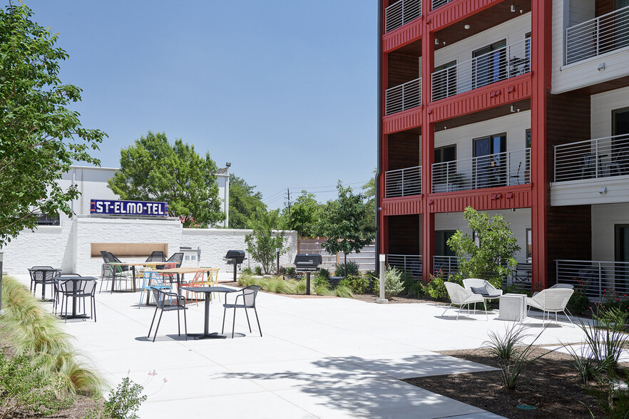 Courtyard + Grills and Fireplace - 4361 S Congress Ave