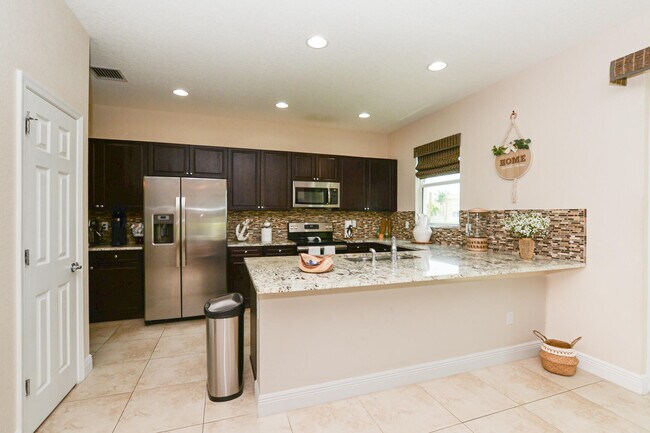 Building Photo - 713 NW Leonardo Cir