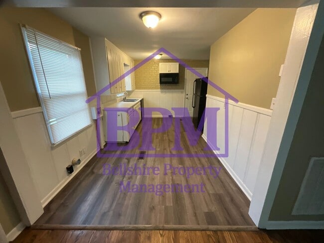 Building Photo - Cozy & Freshly Updated 2 Bed / 1 Bath Home...