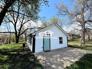 Building Photo - 4076 Indianola Ave