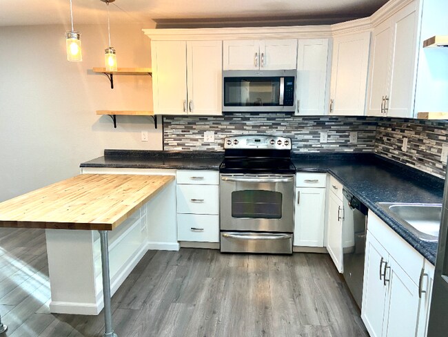 Building Photo - 305 Redwood Dr