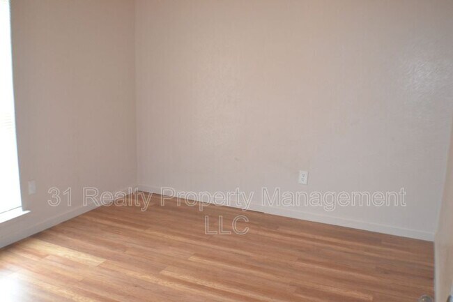 Building Photo - 1520 Pebblewood Dr