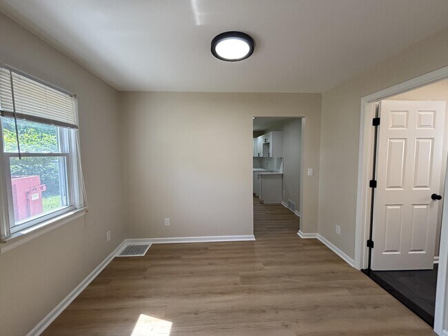 Building Photo - Charming Pet-Friendly Haven with Central AC & Spacious Living in Burton, MI