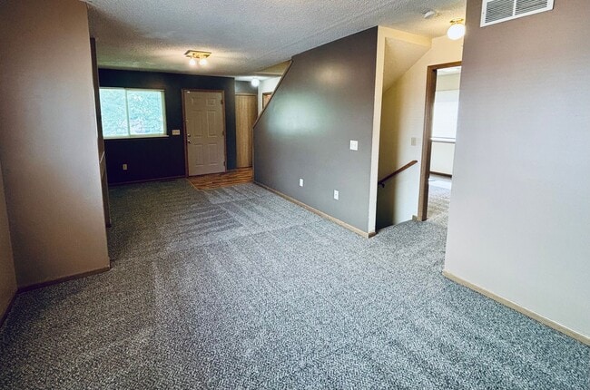 Building Photo - 4 Bed 2 Bath Centrally Located - Pre Leasing for the 2026/2027 School Year!