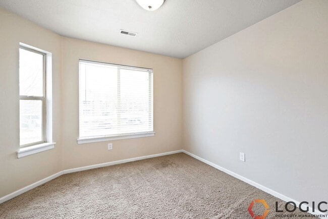 Building Photo - Beautiful Townhome in Midvale!