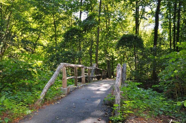 Building Photo - 105 Garth Rd