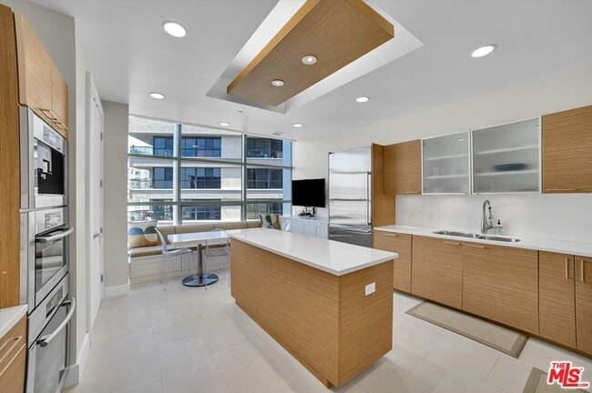 Building Photo - 10776 Wilshire Blvd