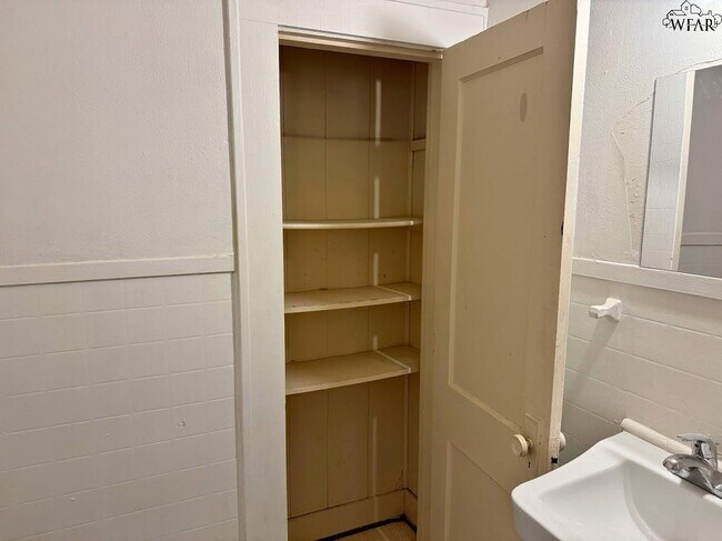 Building Photo - 1818 Collins Ave