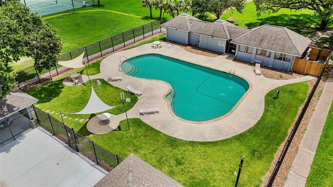 Building Photo - 2022 Lakewood Ct