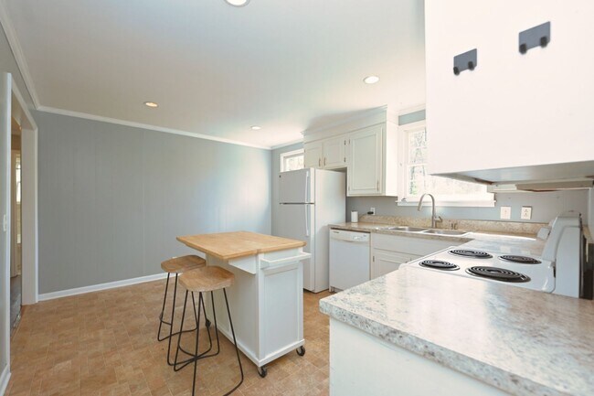 Building Photo - **ONE-SIDE-OF-A-DUPLEX HOME MINUTES FROM NASHVILLE WEST AND DOWNTOWN WITH A GORGEOUS LARGE YARD**