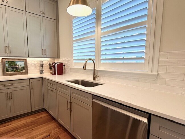 Building Photo - LUXURY TOWNHOME IN FOREST ACRES