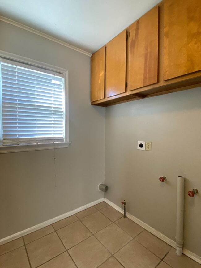 Building Photo - 3 bedroom House