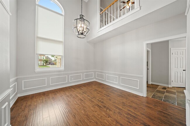 Building Photo - 2654 Milburn Dr