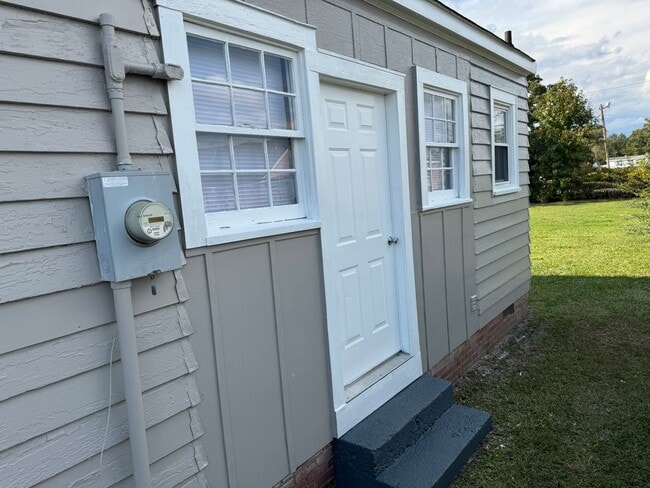 Building Photo - 3 Bedroom House in Fairview Circle