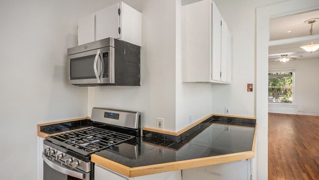 Building Photo - Unique 2 Bed, 1 Bath Home in the Lincoln P...