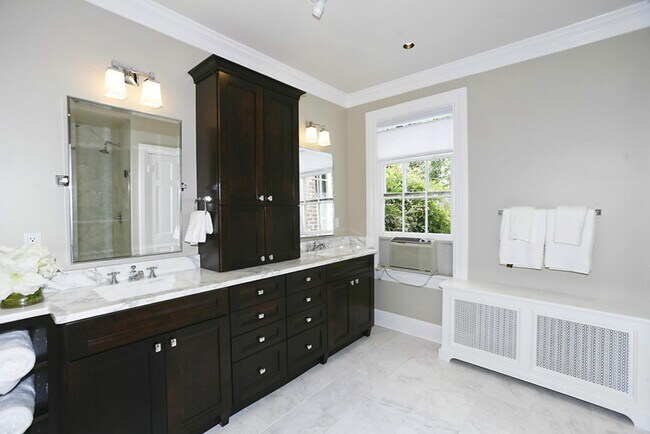 Building Photo - 1530 33rd St NW