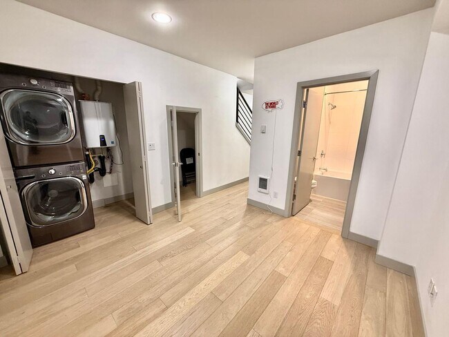 Building Photo - 2 Bed + Den 2 Bathroom Eastlake Townhome with Spectacular Views