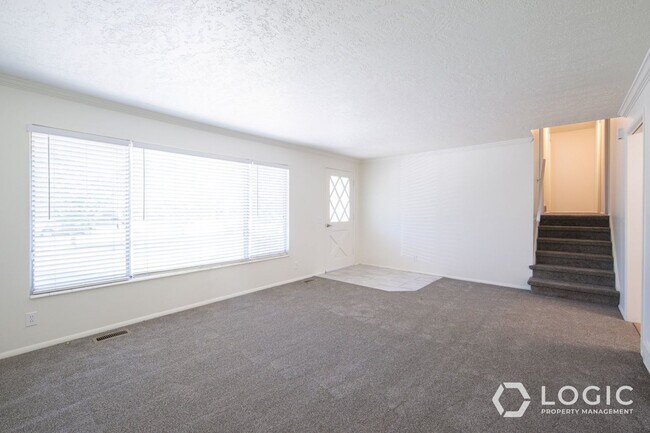 Building Photo - 1911 Cecelia Cir