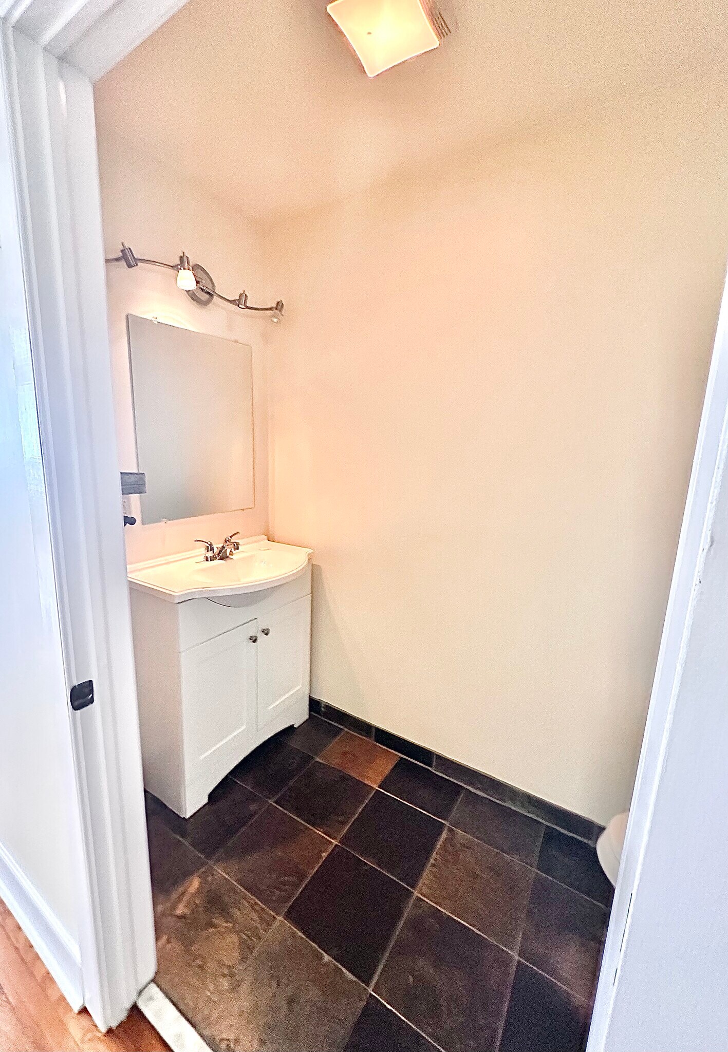 1/2 bath - 1301 W Strasburg Rd
