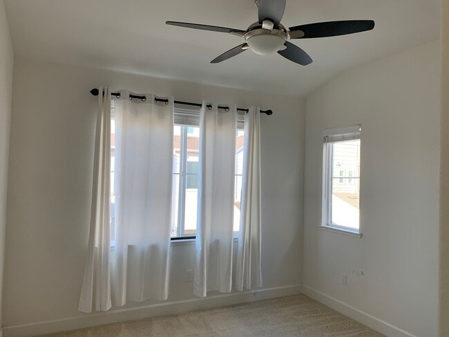 Building Photo - Schooner Way 4 bed 3 bath