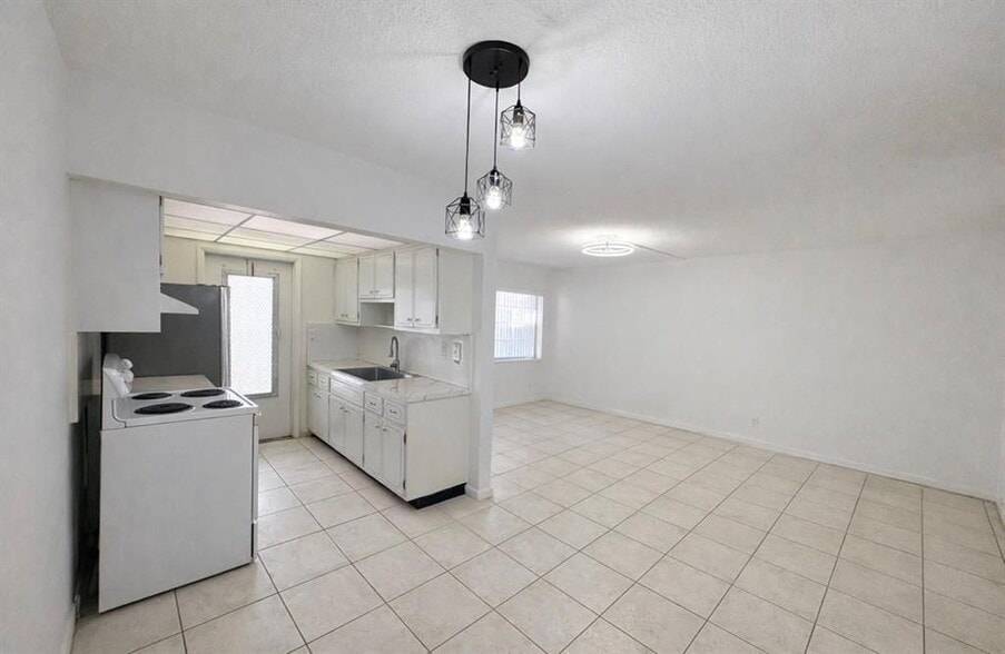 Building Photo - 1855 Plunkett St