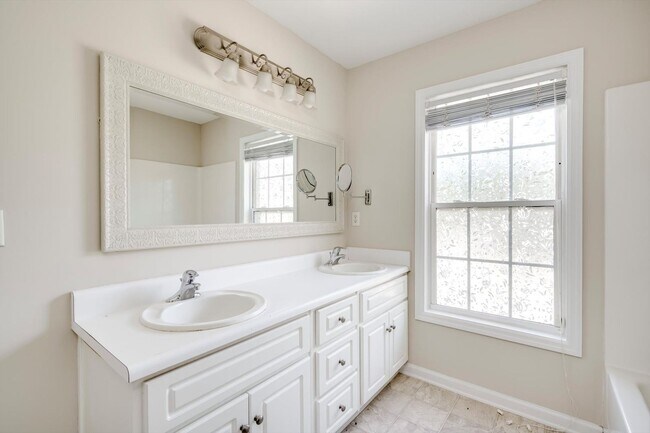 Building Photo - 4557 Country Glen Cir