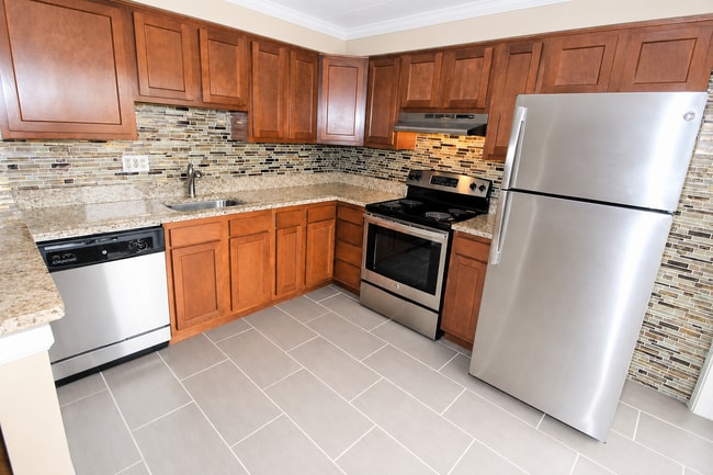 Interior Photo - FIFTH ST-231/233 -- 206