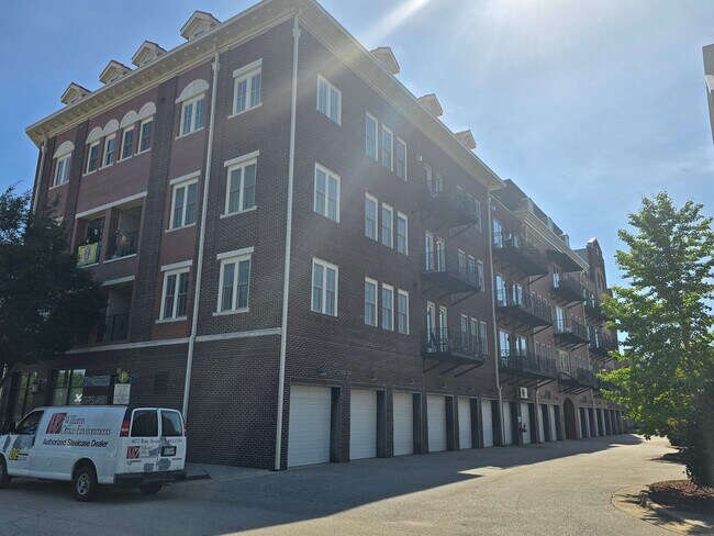 Building Photo - 325 Hay St