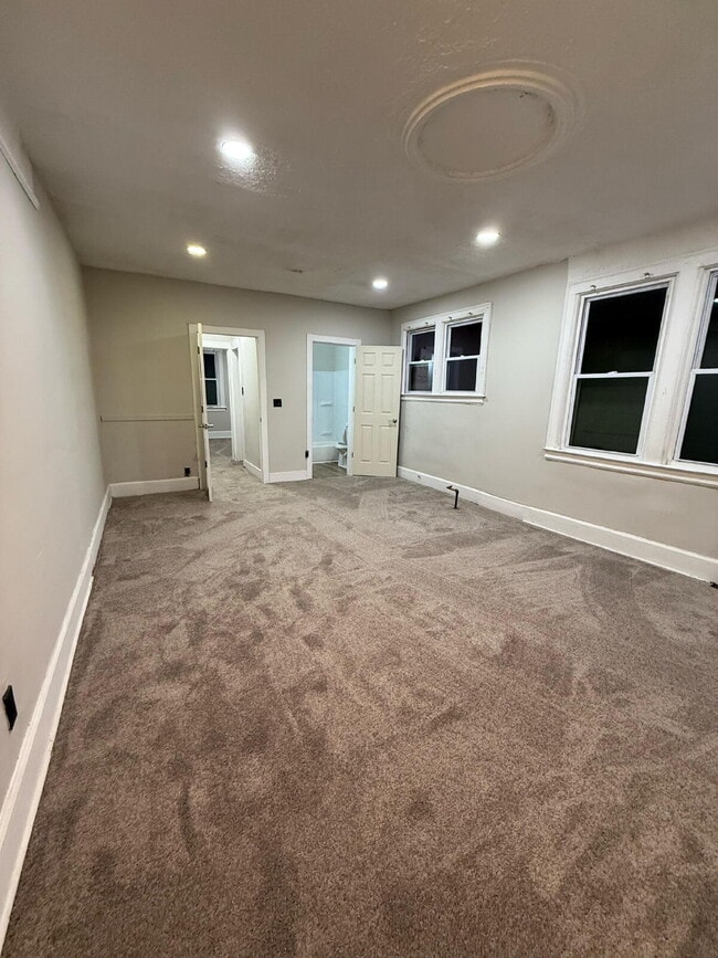 Building Photo - Bright & Cozy 3-Bed Duplex for Rent in Detroit