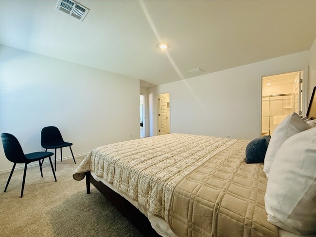 Building Photo - 5941 Bradford Pear Ln